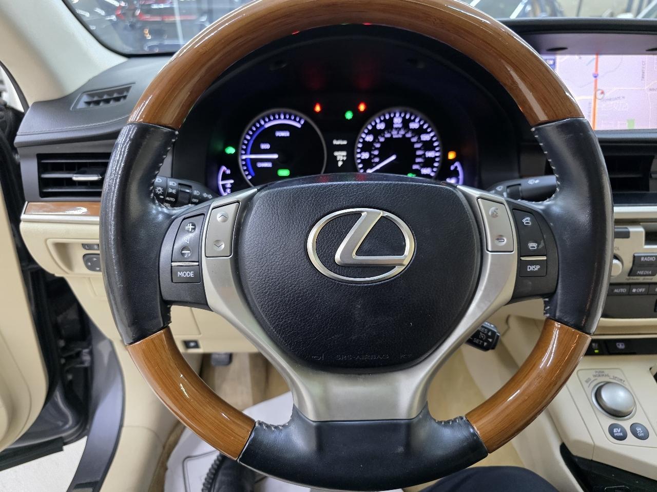 Lexus ES 300h Sedan 2013