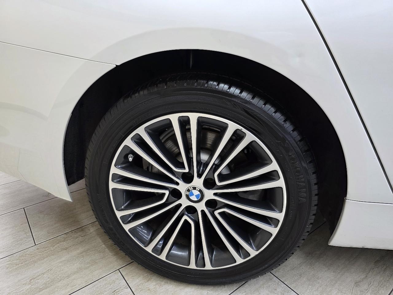 BMW 5-Series 530i 2019