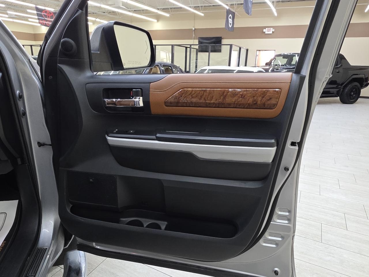 Toyota Tundra Platinum CrewMax 5.7L 4WD 2021