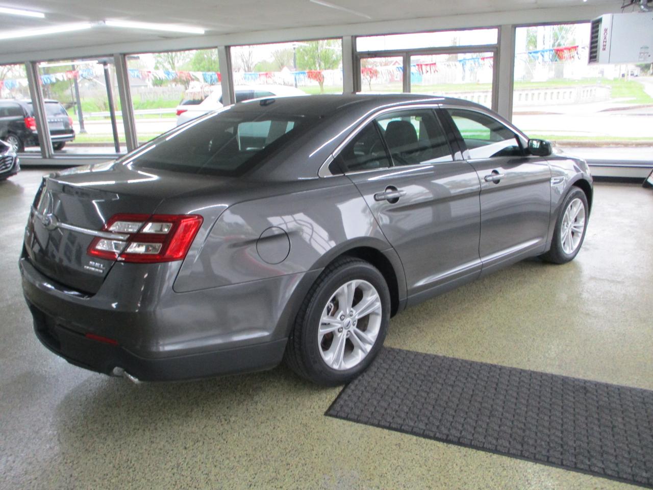 Ford Taurus SEL FWD 2019