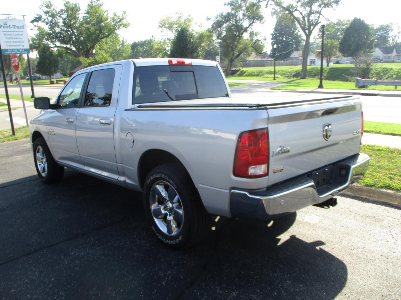 RAM 1500 SLT Crew Cab SWB 4WD 2015