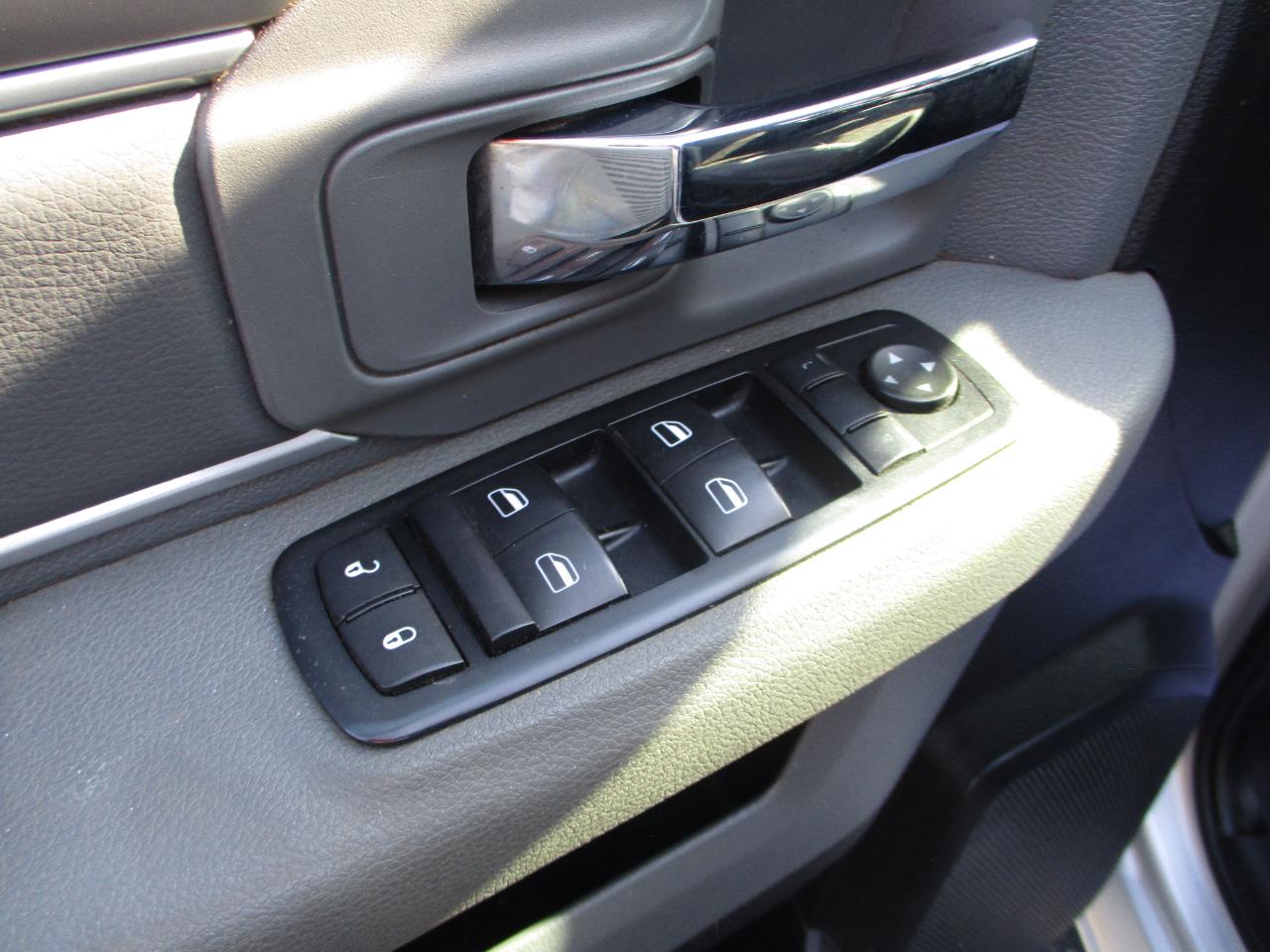 RAM 1500 SLT Crew Cab SWB 4WD 2015