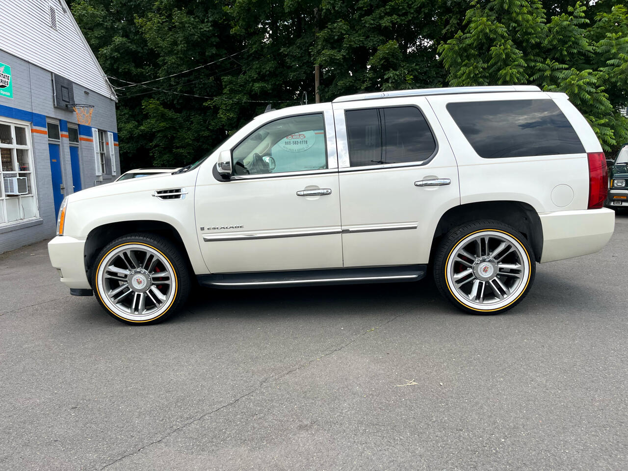 2007 Cadillac Escalade Luxury photo 2
