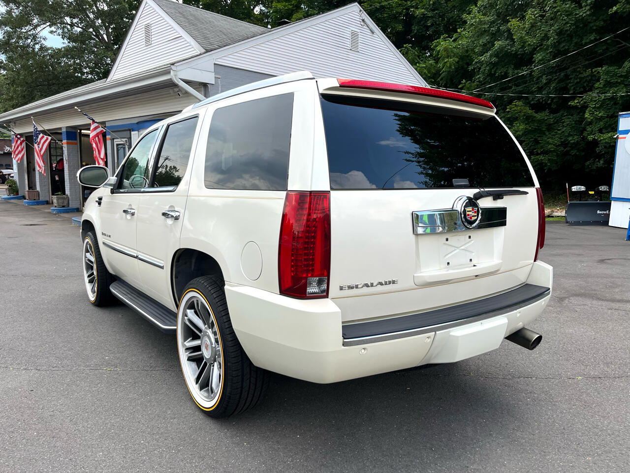 2007 Cadillac Escalade Luxury photo 3