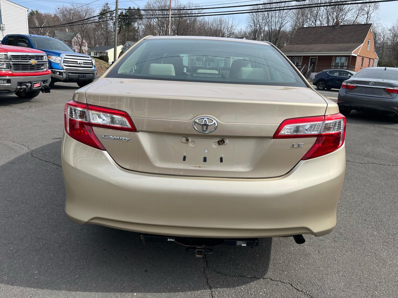 Toyota Camry 4dr Sdn I4 Auto LE (Natl) 2012