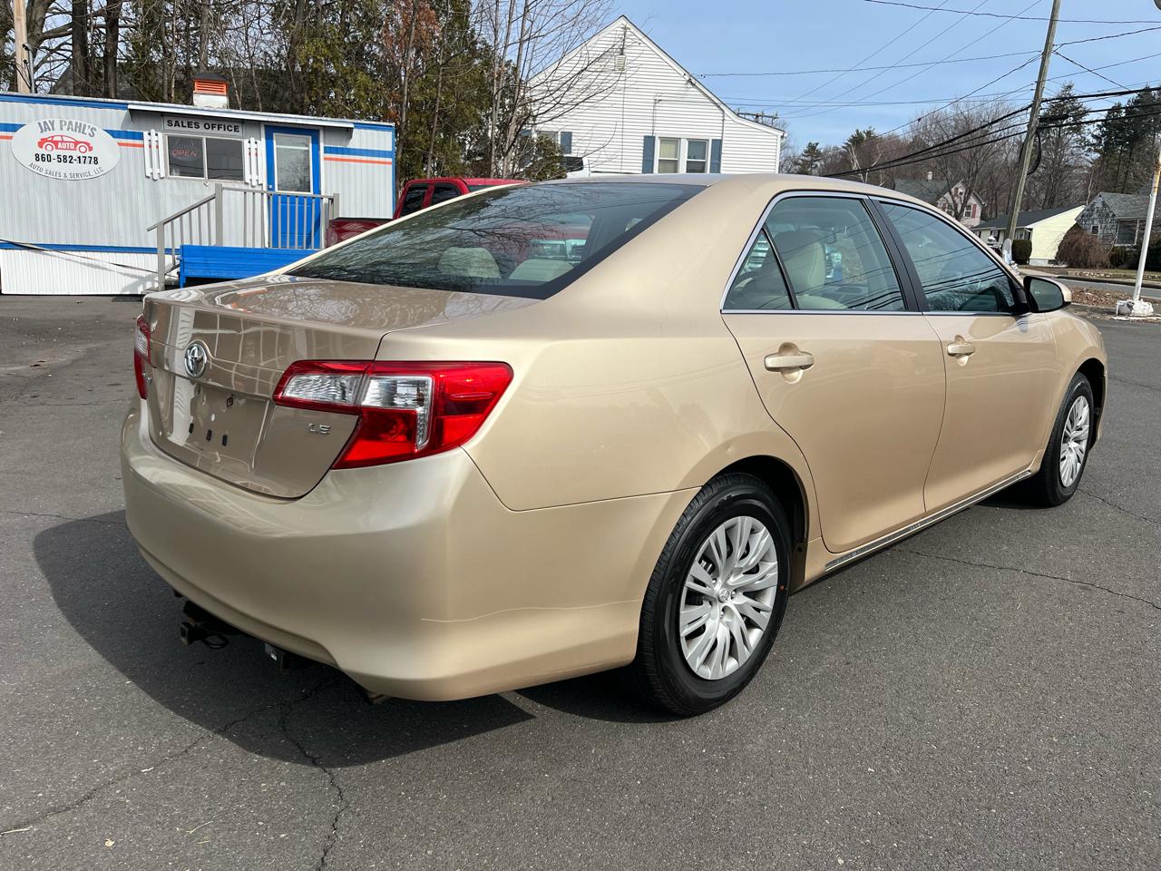 Toyota Camry 4dr Sdn I4 Auto LE (Natl) 2012
