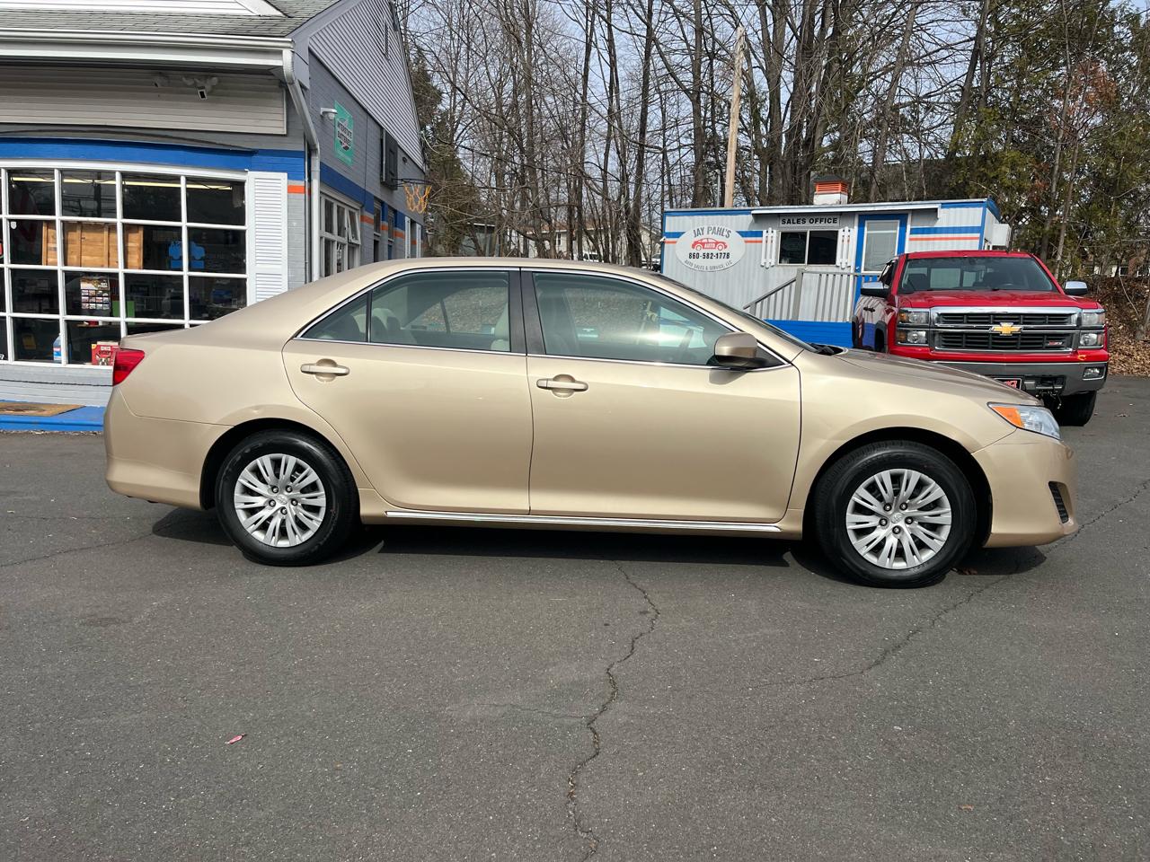 Toyota Camry 4dr Sdn I4 Auto LE (Natl) 2012