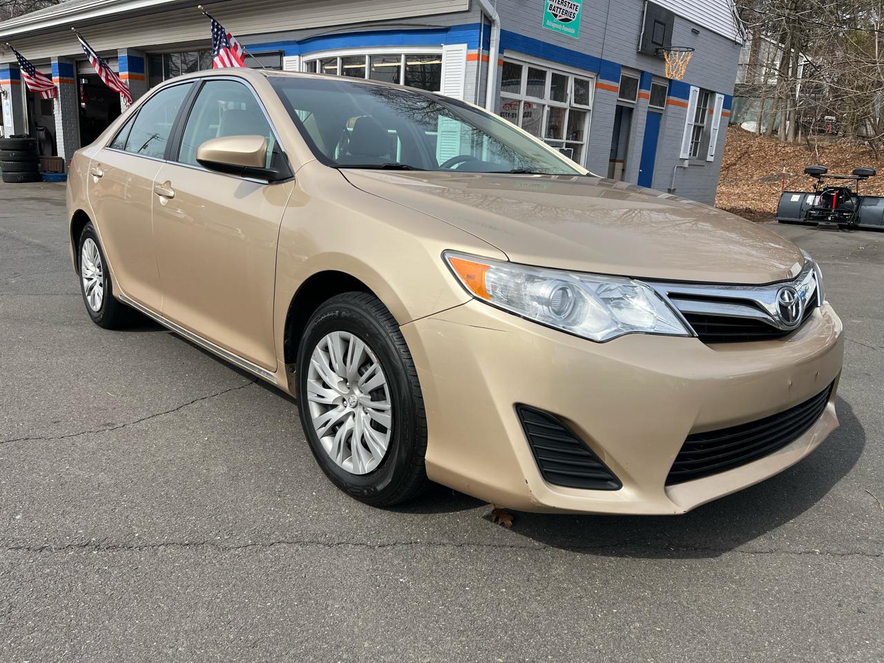 Toyota Camry 4dr Sdn I4 Auto LE (Natl) 2012