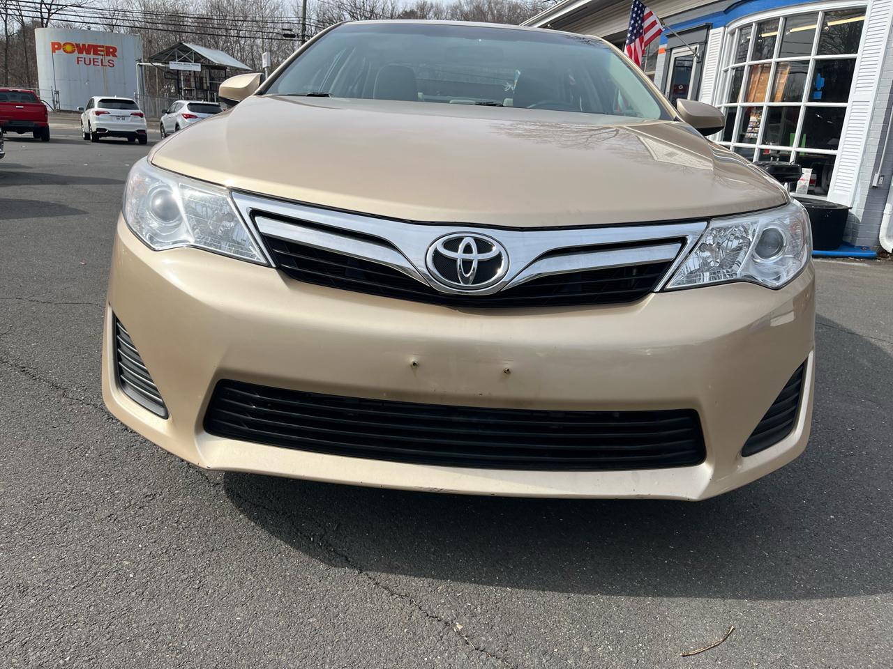 Toyota Camry 4dr Sdn I4 Auto LE (Natl) 2012