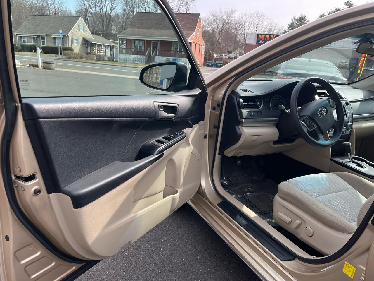 Toyota Camry 4dr Sdn I4 Auto LE (Natl) 2012