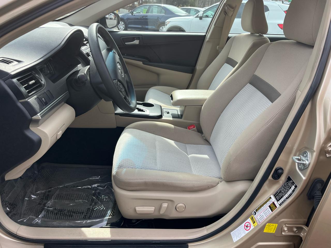 Toyota Camry 4dr Sdn I4 Auto LE (Natl) 2012