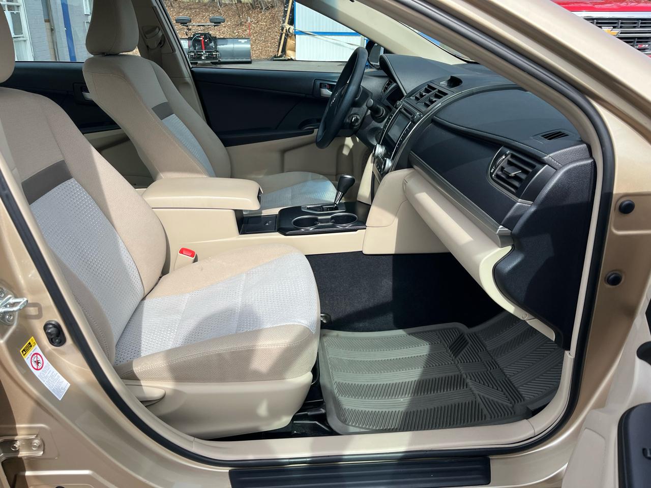 Toyota Camry 4dr Sdn I4 Auto LE (Natl) 2012