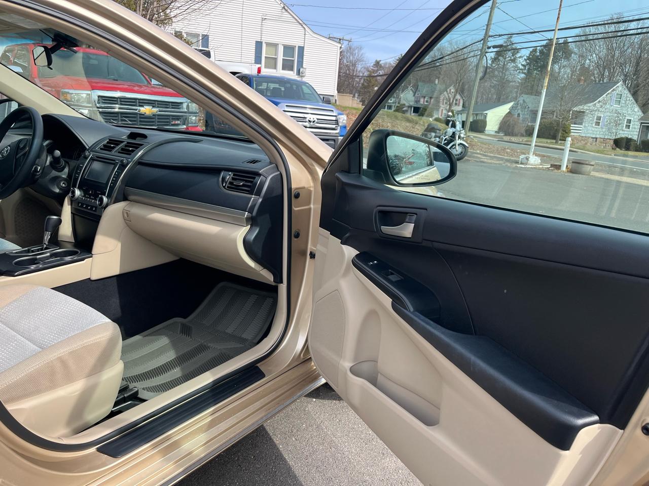 Toyota Camry 4dr Sdn I4 Auto LE (Natl) 2012