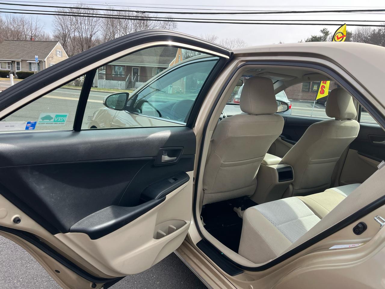 Toyota Camry 4dr Sdn I4 Auto LE (Natl) 2012