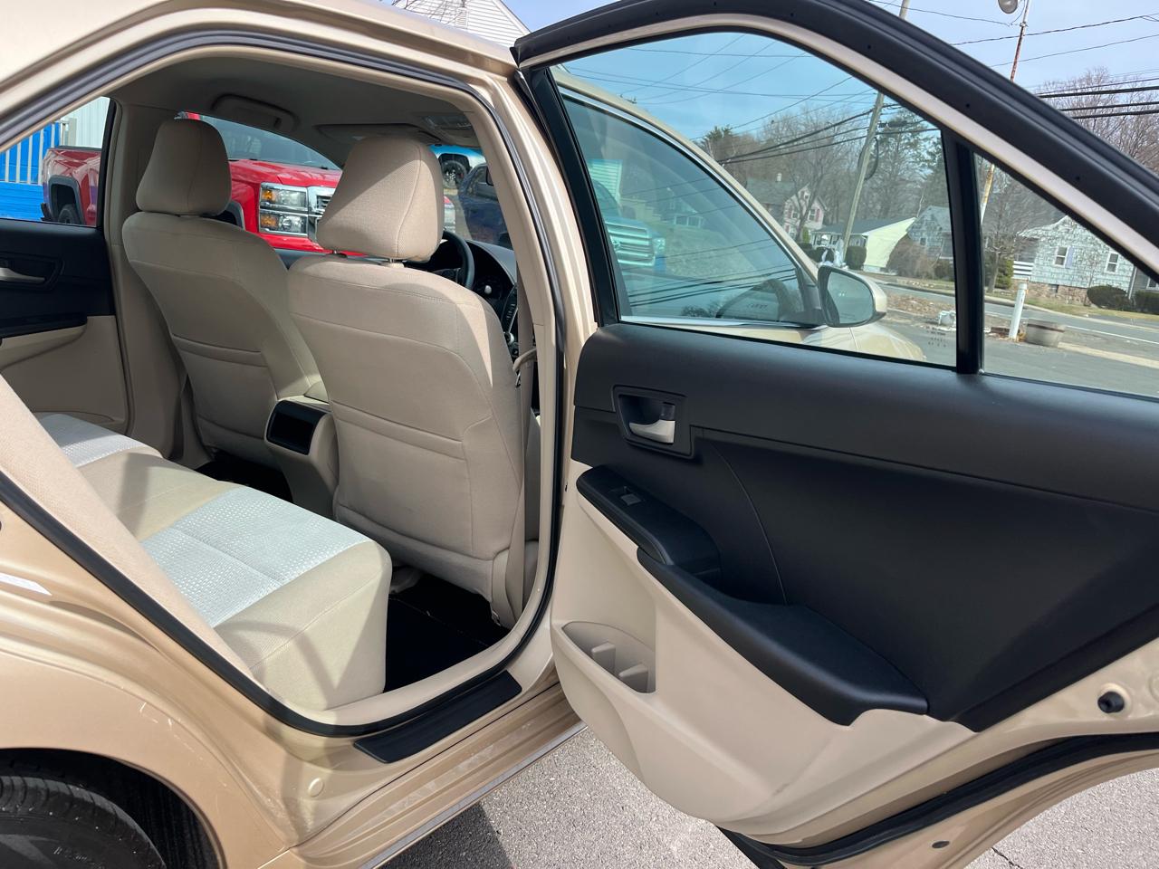 Toyota Camry 4dr Sdn I4 Auto LE (Natl) 2012