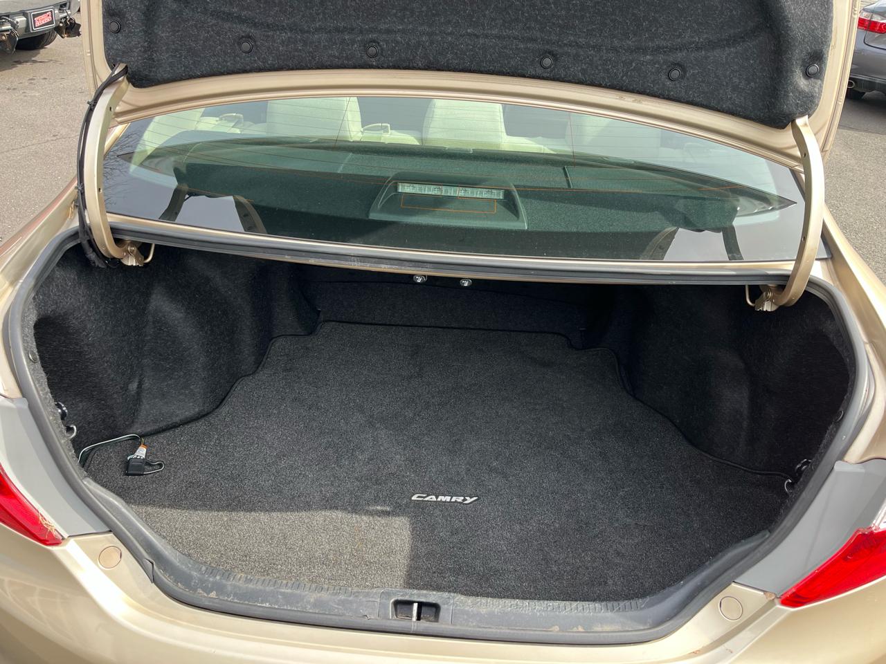 Toyota Camry 4dr Sdn I4 Auto LE (Natl) 2012