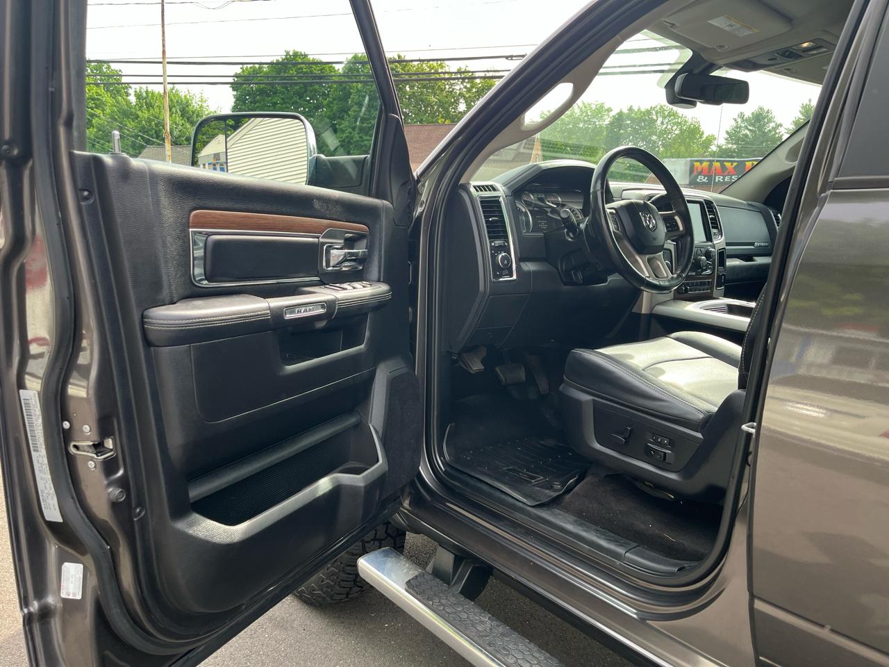 RAM 2500 Laramie 4x4 Crew Cab 6'4" Box 2017