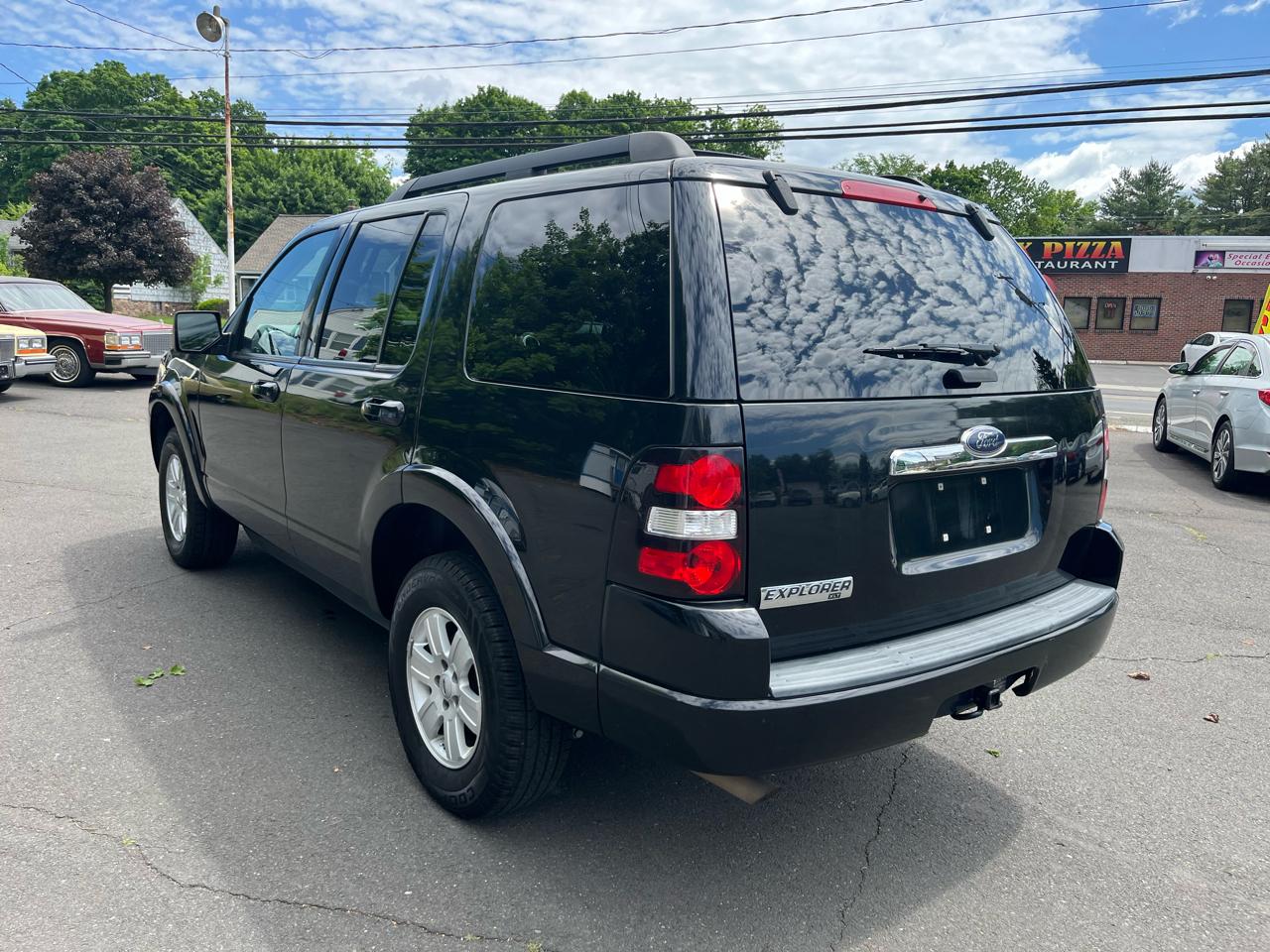 Ford Explorer RWD 4dr XLT 2010