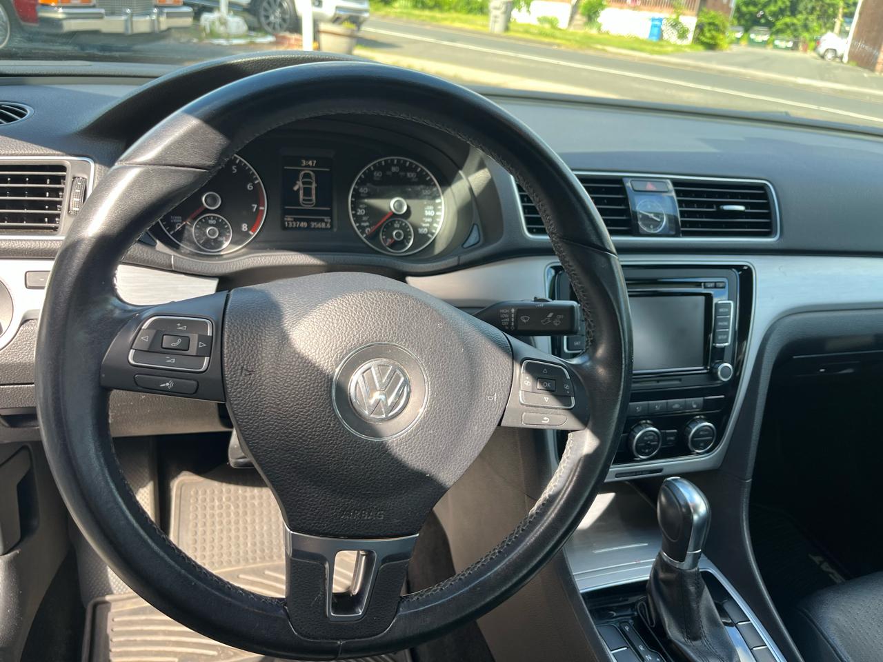 Volkswagen Passat 4dr Sdn 2.5L Auto SE PZEV 2012