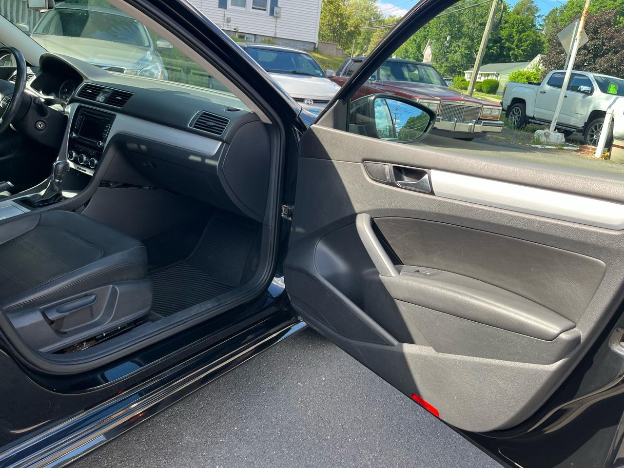 Volkswagen Passat 4dr Sdn 2.5L Auto SE PZEV 2012
