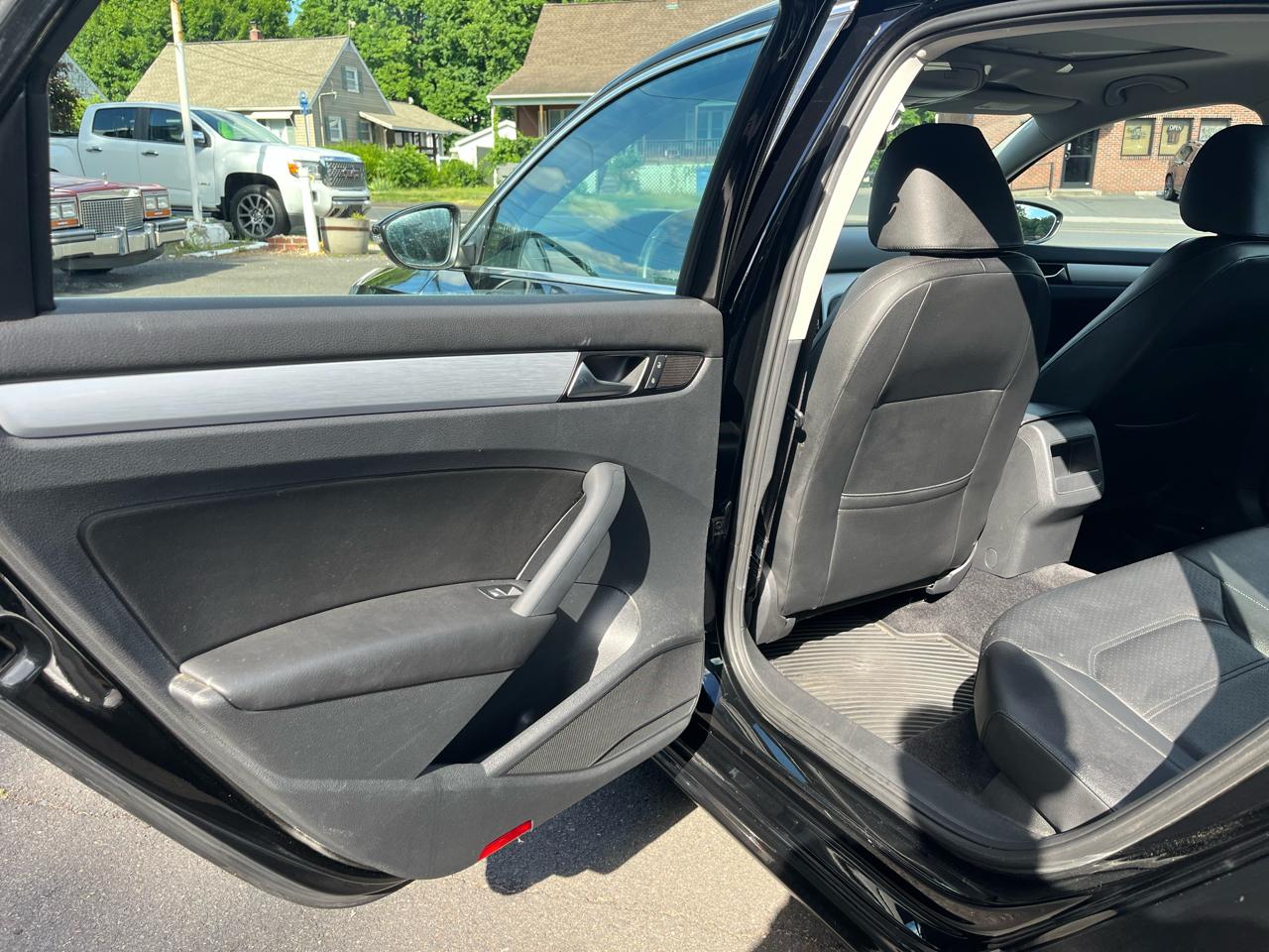Volkswagen Passat 4dr Sdn 2.5L Auto SE PZEV 2012