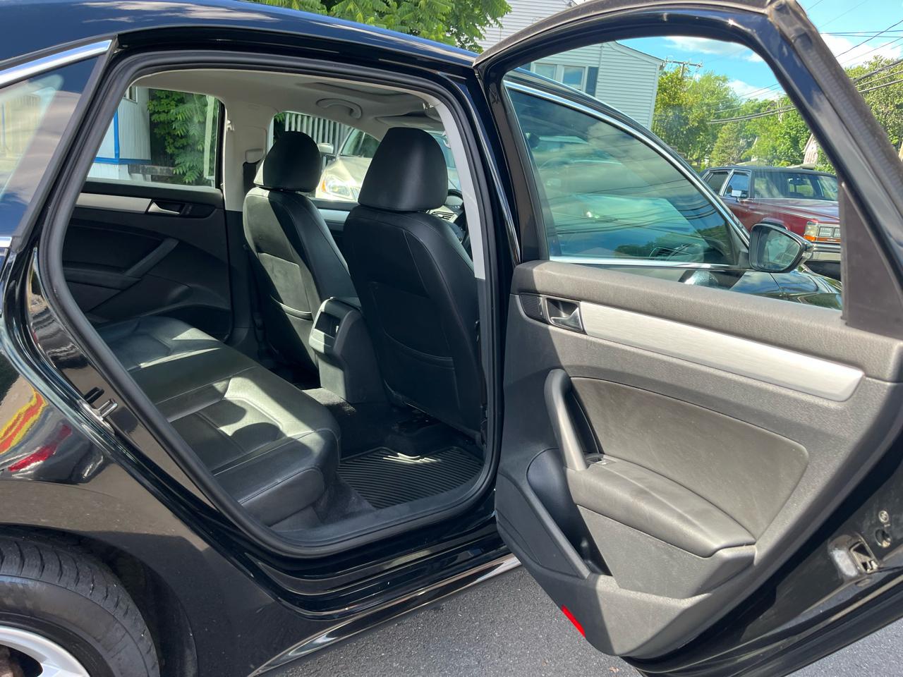 Volkswagen Passat 4dr Sdn 2.5L Auto SE PZEV 2012
