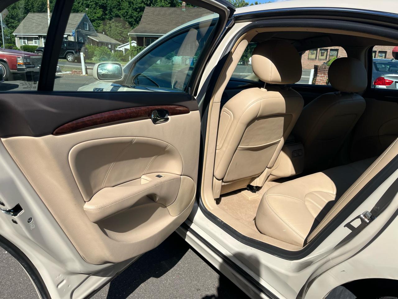 Buick Lucerne 4dr Sdn CXL Premium 2011