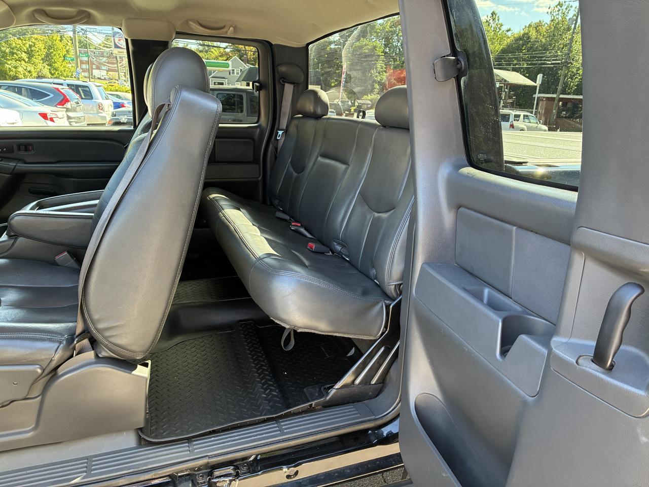 Chevrolet Silverado 2500HD Ext Cab 143.5" WB 4WD LT 2005
