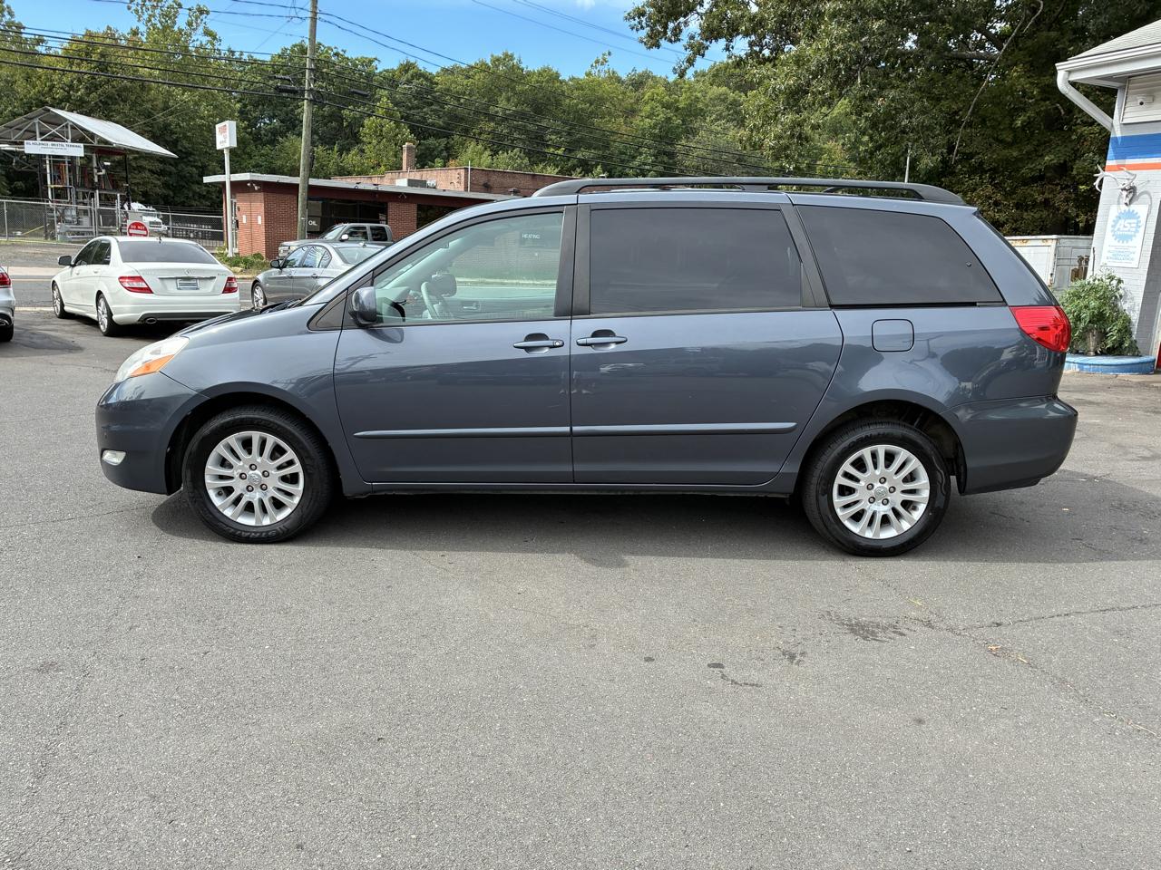 Toyota Sienna 5dr 7-Pass Van XLE AWD (Natl) 2010