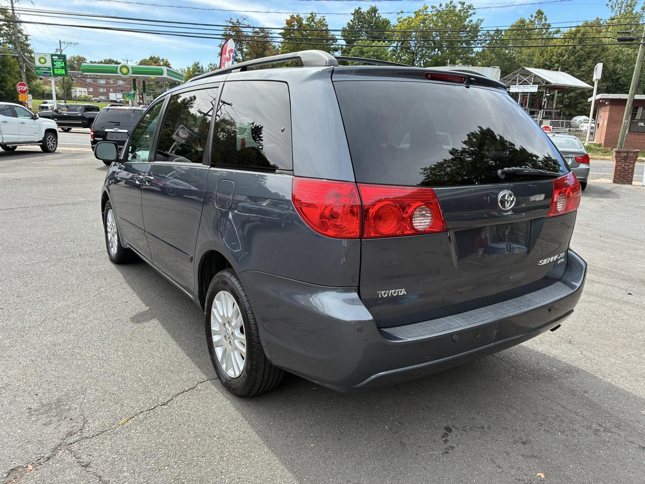 Toyota Sienna 5dr 7-Pass Van XLE AWD (Natl) 2010