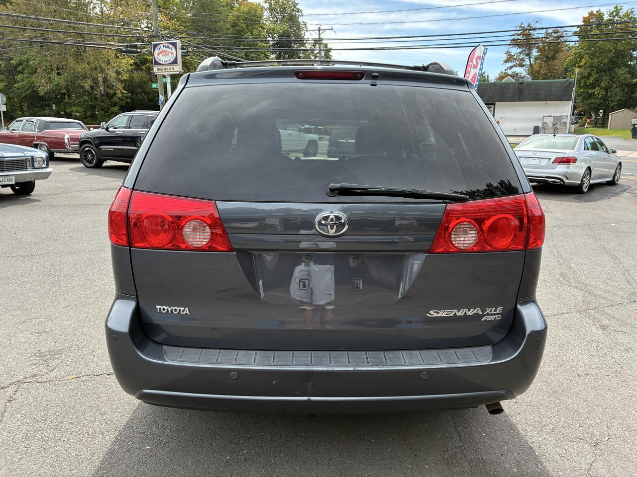 Toyota Sienna 5dr 7-Pass Van XLE AWD (Natl) 2010
