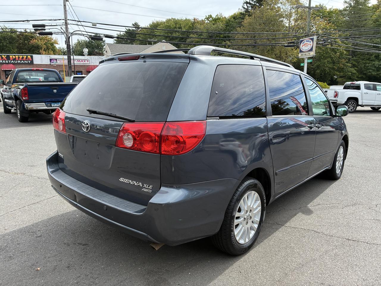 Toyota Sienna 5dr 7-Pass Van XLE AWD (Natl) 2010