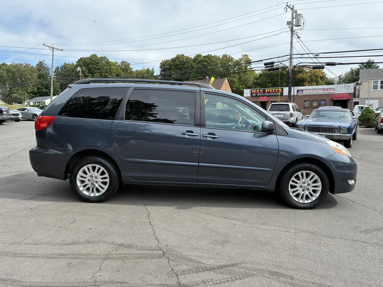 Toyota Sienna 5dr 7-Pass Van XLE AWD (Natl) 2010