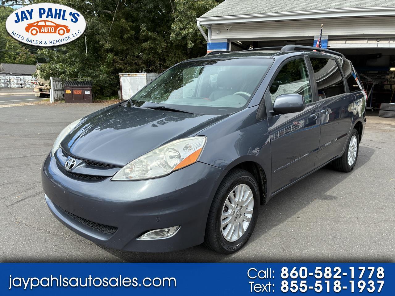 Toyota Sienna 5dr 7-Pass Van XLE AWD (Natl) 2010