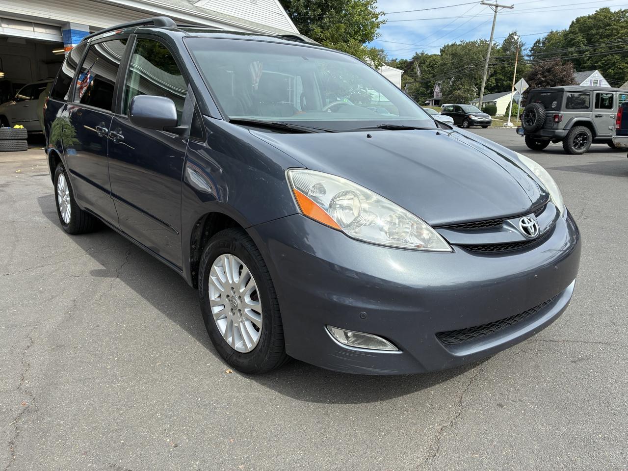 Toyota Sienna 5dr 7-Pass Van XLE AWD (Natl) 2010