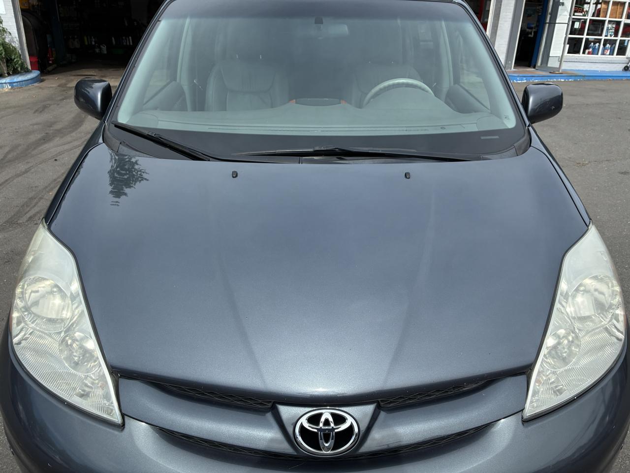 Toyota Sienna 5dr 7-Pass Van XLE AWD (Natl) 2010