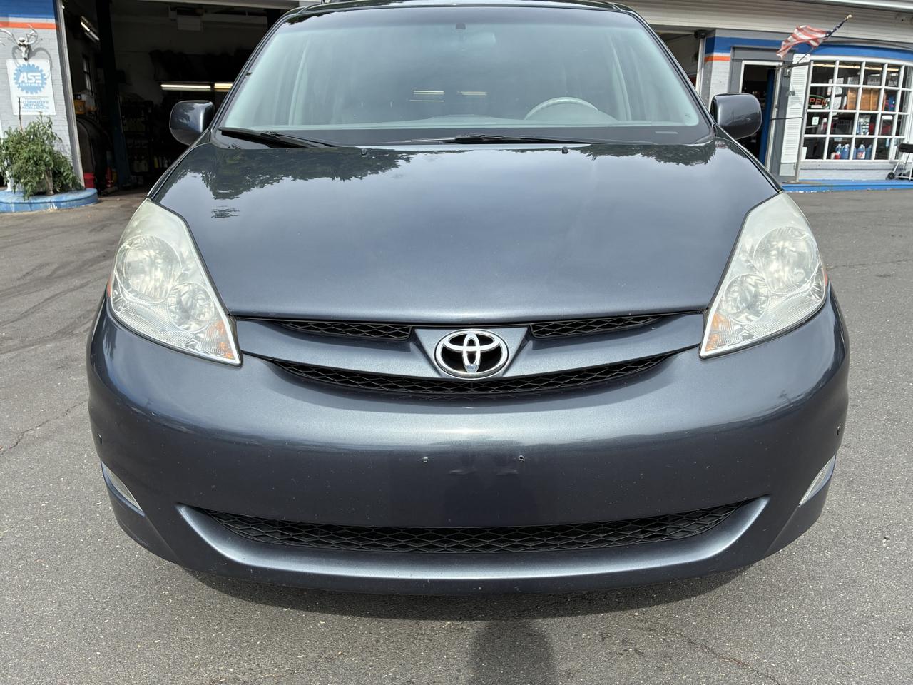 Toyota Sienna 5dr 7-Pass Van XLE AWD (Natl) 2010