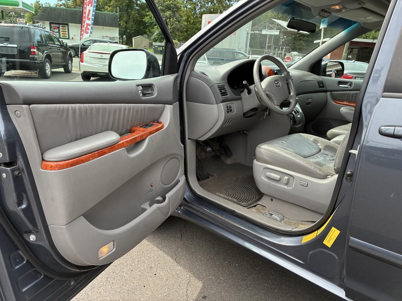 Toyota Sienna 5dr 7-Pass Van XLE AWD (Natl) 2010