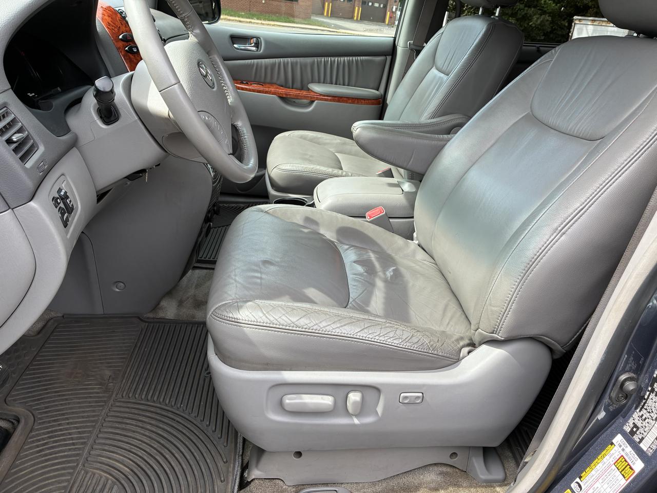 Toyota Sienna 5dr 7-Pass Van XLE AWD (Natl) 2010