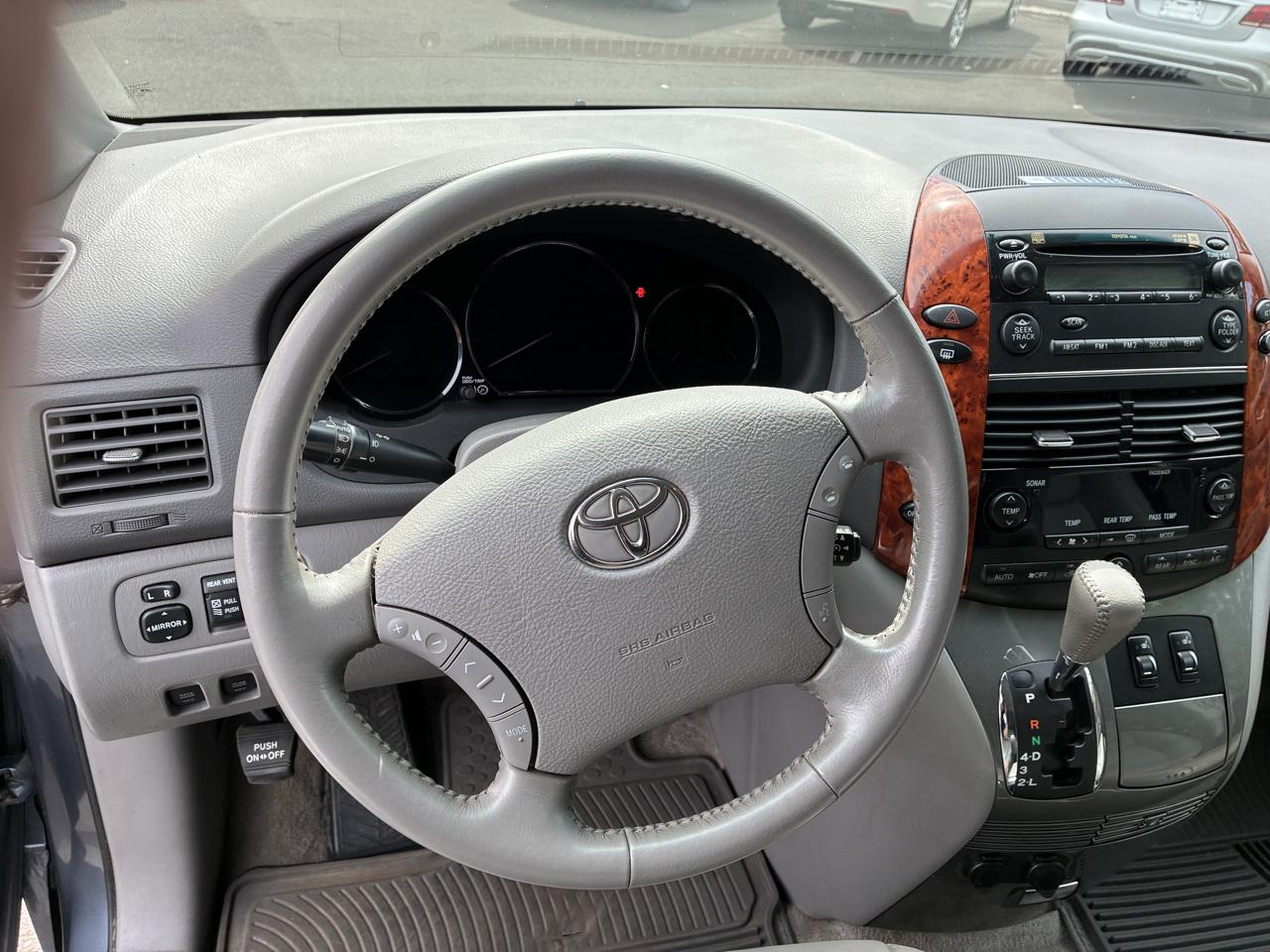 Toyota Sienna 5dr 7-Pass Van XLE AWD (Natl) 2010