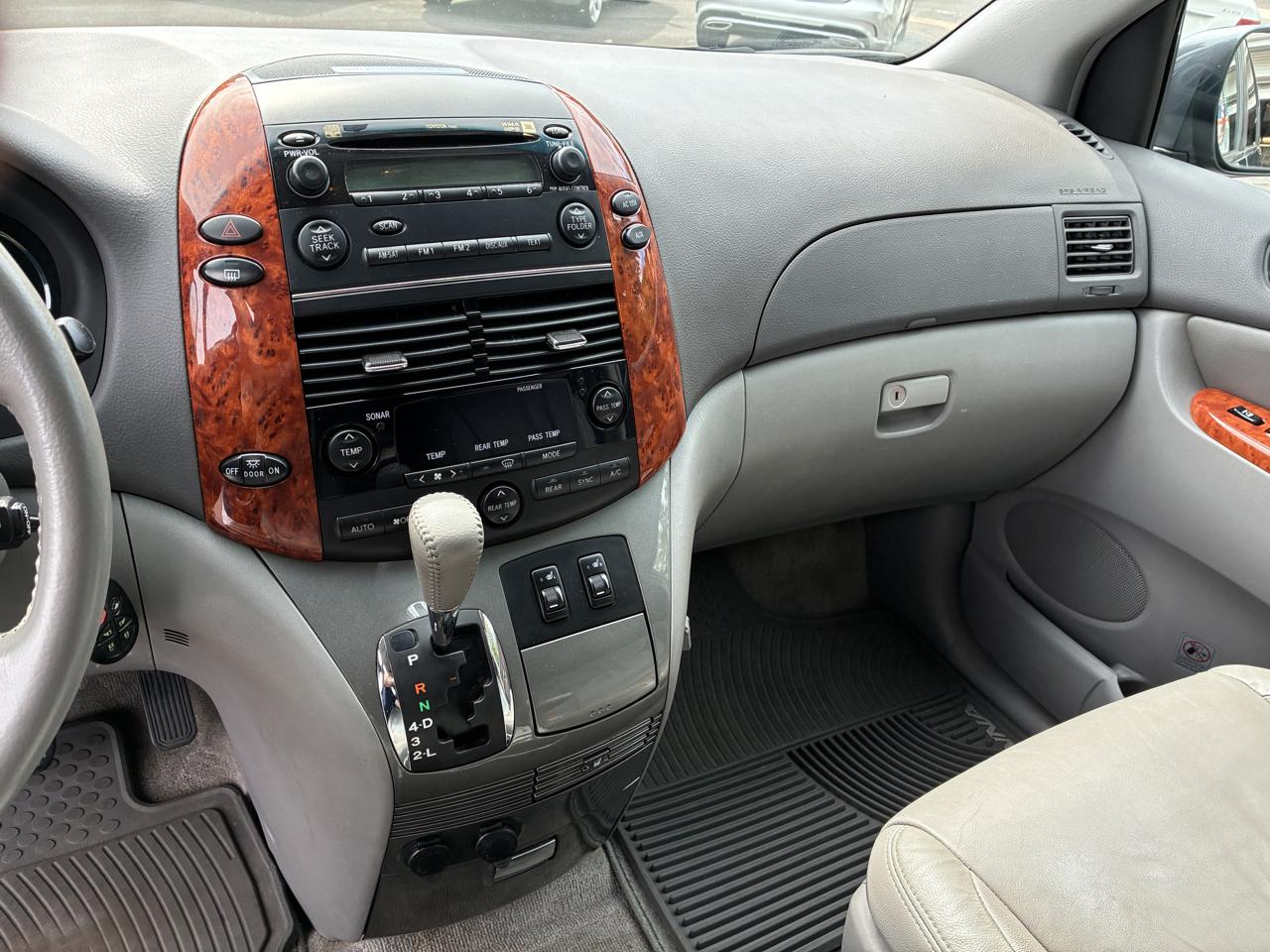 Toyota Sienna 5dr 7-Pass Van XLE AWD (Natl) 2010