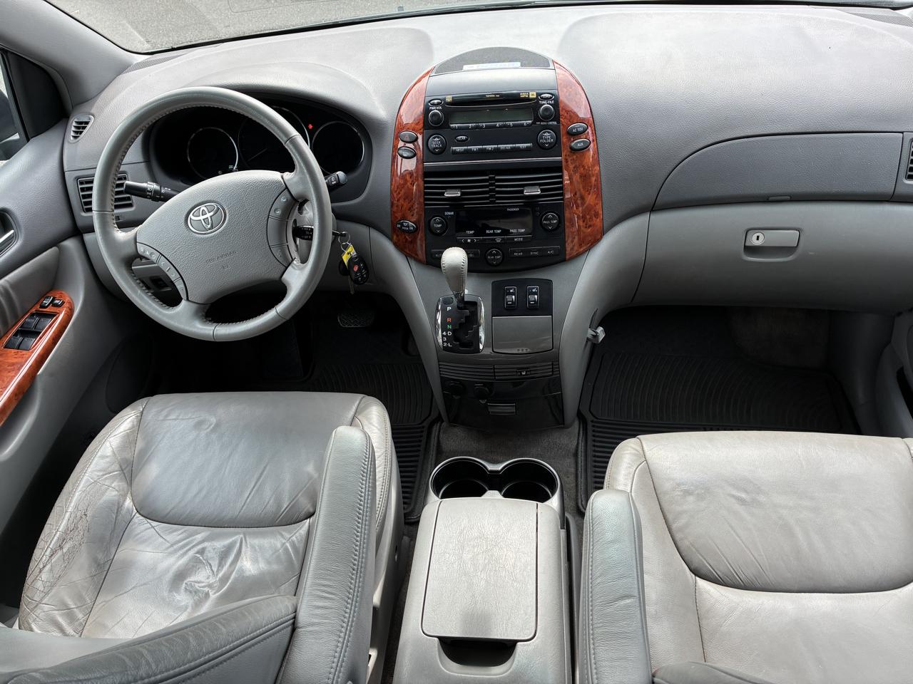 Toyota Sienna 5dr 7-Pass Van XLE AWD (Natl) 2010