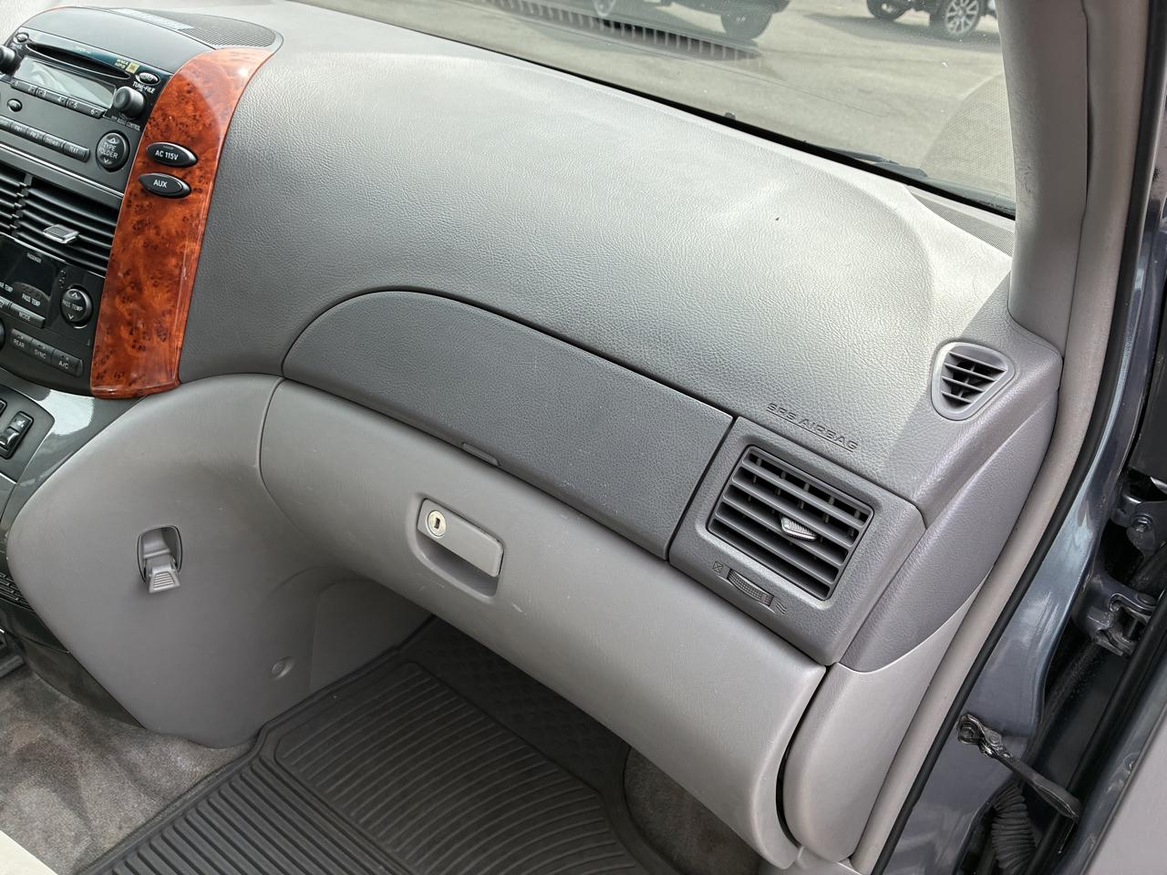 Toyota Sienna 5dr 7-Pass Van XLE AWD (Natl) 2010