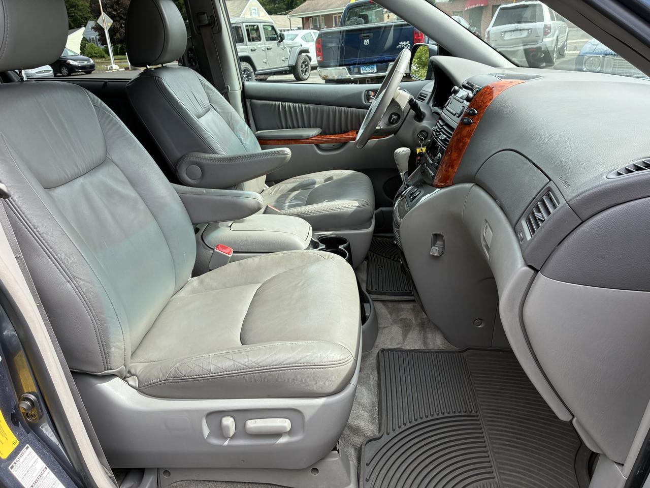 Toyota Sienna 5dr 7-Pass Van XLE AWD (Natl) 2010