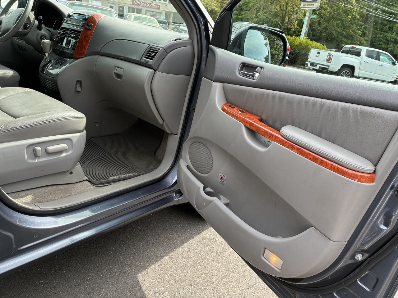 Toyota Sienna 5dr 7-Pass Van XLE AWD (Natl) 2010