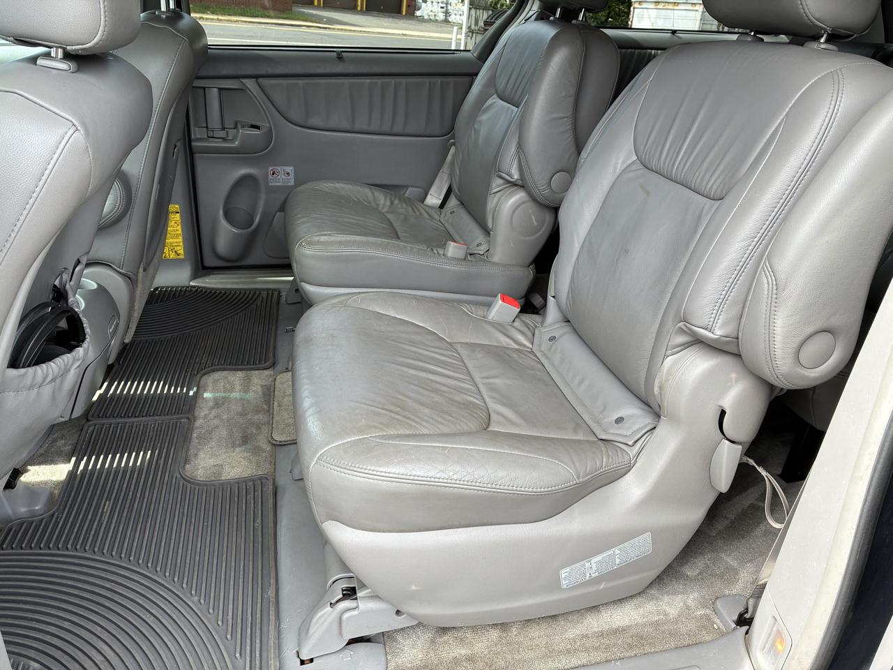 Toyota Sienna 5dr 7-Pass Van XLE AWD (Natl) 2010