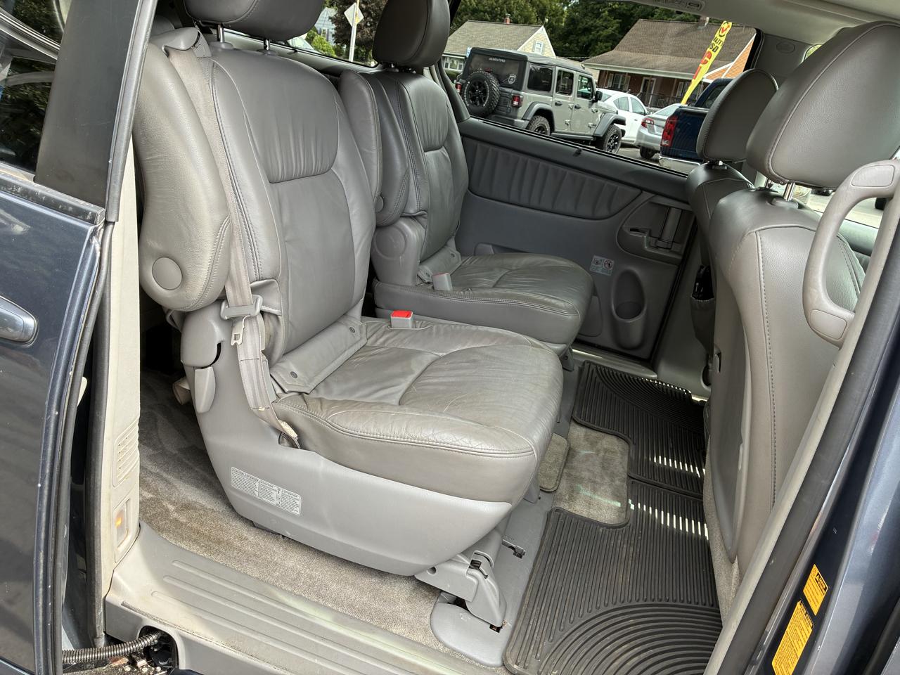 Toyota Sienna 5dr 7-Pass Van XLE AWD (Natl) 2010