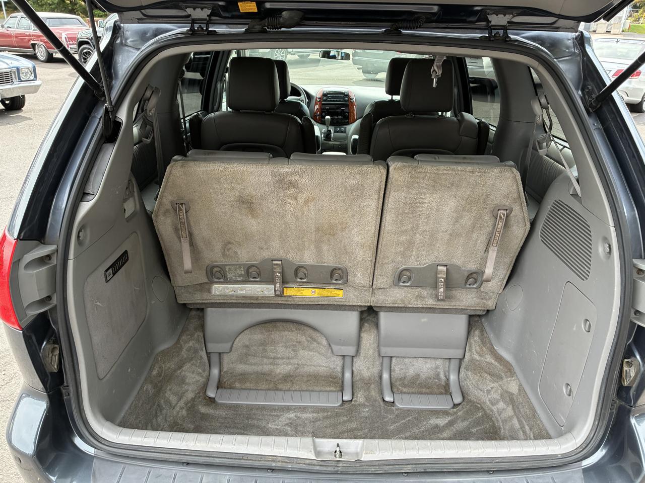 Toyota Sienna 5dr 7-Pass Van XLE AWD (Natl) 2010