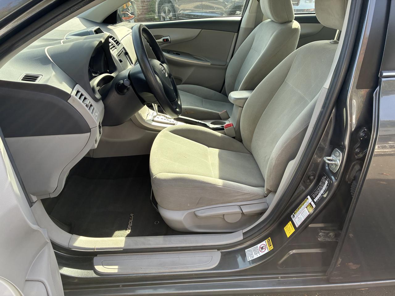 Toyota Corolla 4dr Sdn Auto LE Special Edition (Natl) 2013