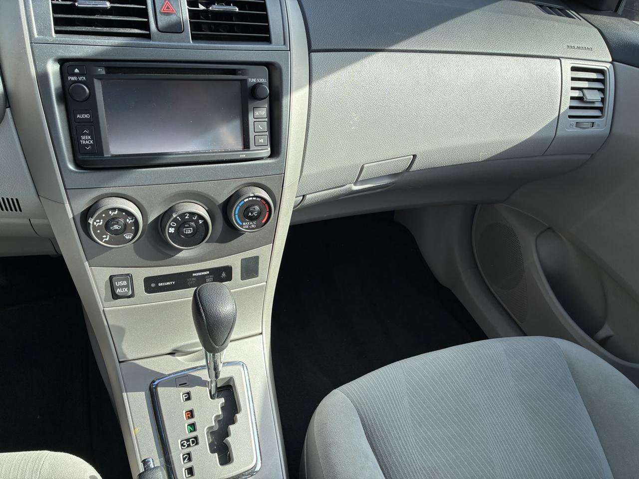 Toyota Corolla 4dr Sdn Auto LE Special Edition (Natl) 2013